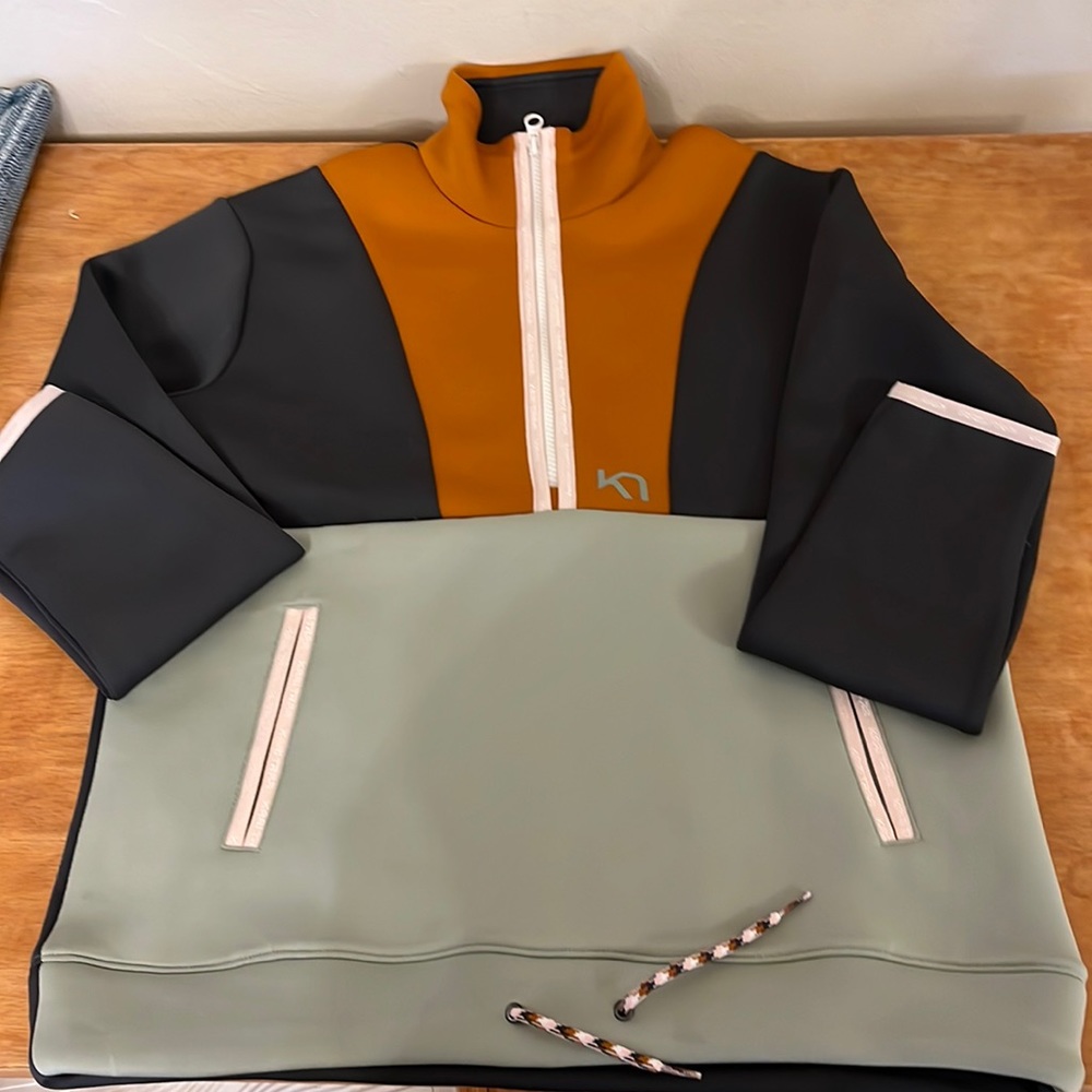 Very comfortable retro workout pullover
